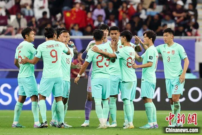 在尴尬中等待出线结果的国足再次走到岔路口，