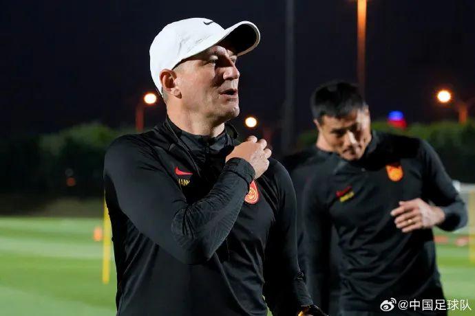 在尴尬中等待出线结果的国足再次走到岔路口，