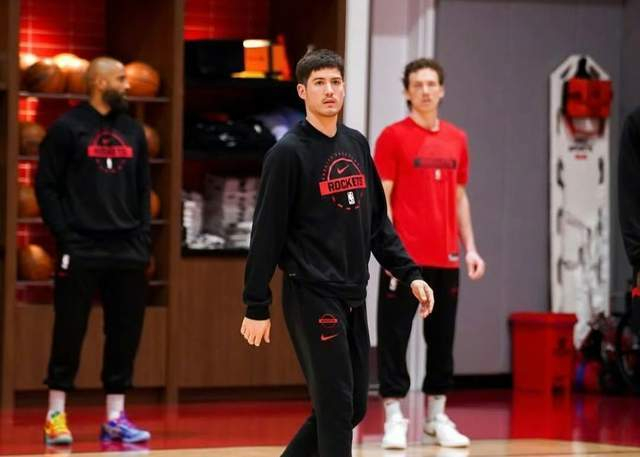 火箭队调整阵容迎战鹈鹕