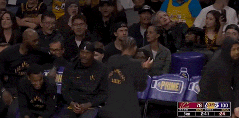 詹姆斯力压东契奇湖人擒骑士提前锁定季后赛席