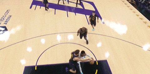 詹姆斯力压东契奇湖人擒骑士提前锁定季后赛席