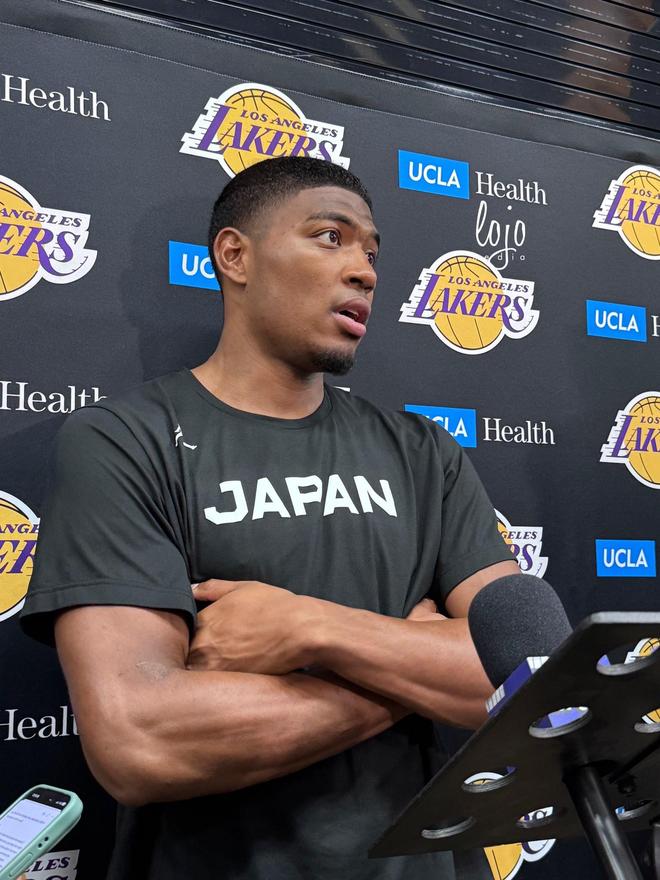 八村垒现身湖人训练场身着日本国家队短袖引关