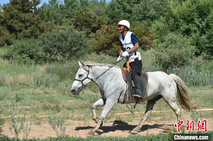 锡林郭勒草原四代赛马传承：从牧野赶马到现代